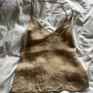 beige topp - så söt beige topp som är v-ringad både bak och fram 💓