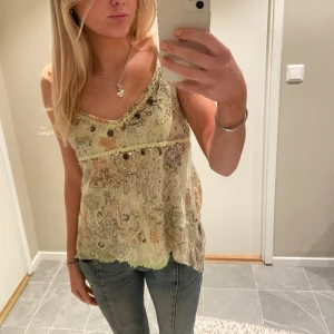 Grönt linne  - Grönt mönstrat linne. 