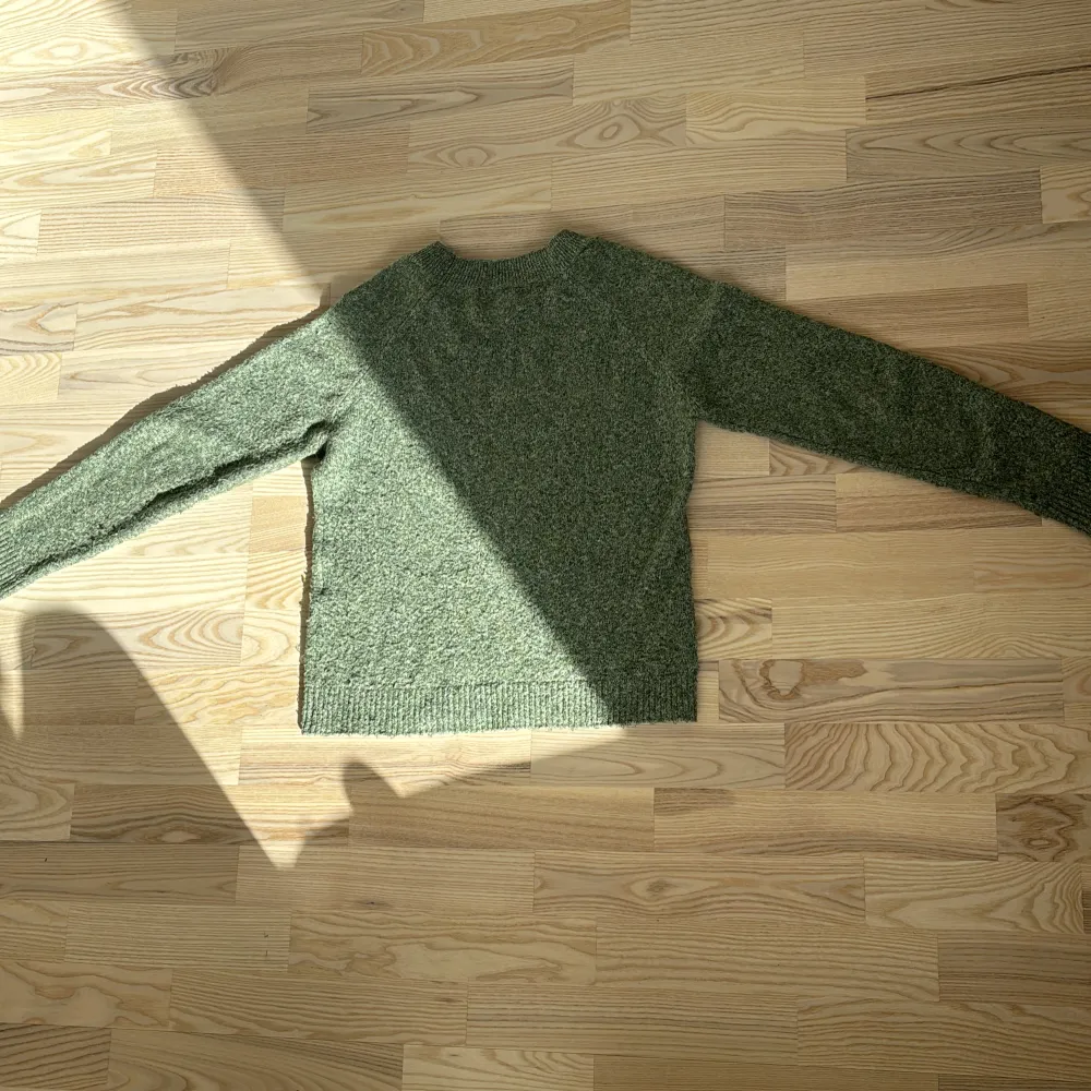  Jättefin grön stickad  tjock tröja från  VERO MODA Lite nopprig Original pris 250 Storlek S . Stickat.