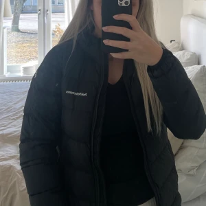 Dunjacka från Peak Performance  - Svart dunjacka från Peak Performence  Använd under 1 vinter men väldigt fint skick