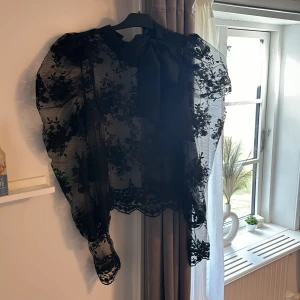 Svart spets topp  - Svart spets topp i storlek M säljer då den är för liten för mig. Hör gärna av er vid funderingar eller fler bilder🥰