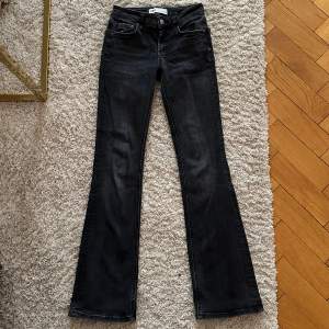 Super snygga bootcut lågmidjade jeans från zara som tyvärr har blivit försmå för mig! 