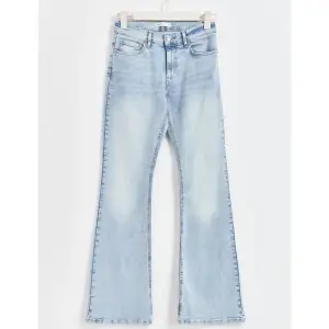 low waist bootcut jeans från Gina, jätte ljusblå i storlek 38 🥰 säljer eftersom att jag köpte fel storlek och dem då var lite förstora!! Använda 1 gång och köptes för 500, skriv för egna bilder 