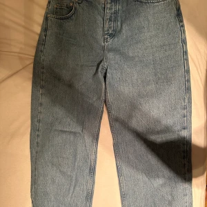 straight/wide jeans (bolongaro trevor) - passar perfekt på mig som är 1,60, passar på storlek S och M, fina & nya men kommer ej till användning