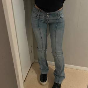 Skitsnygga populära bershka jeans som är lågmidjade och bootcut, storlek 32 och knappt använda. Midjemått: 32cm, innerbenslängd: runt 78cm