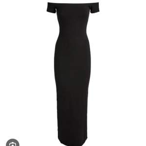 Säljer inte själv klänningen utan vill jättegärna köpa Skims ”black soft lounge off the shoulder dress” om någon vill sälja! Är intresserad av allt ifrån XS-M💗