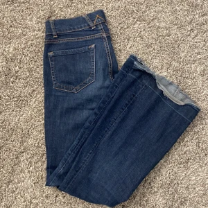 Lågmidjade utsvängda jeans - Skriv för mått eller bilder på