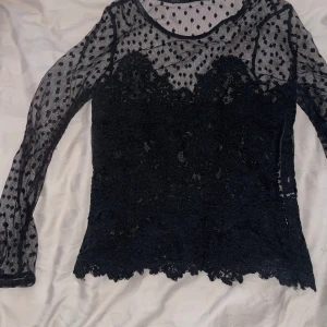 spets tröja - spets tröja från ida sjöstedt, finns en liten dragkedja på sidan och inte kommit till användning så mycket, så fortfarande fint skick🤍