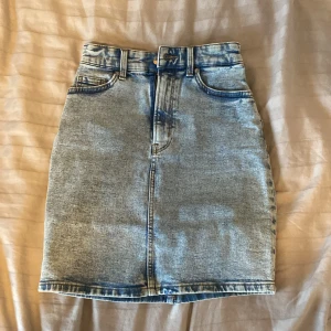 Jeans kjol - Super fin jeans kjol ifrån hm, tyvärr har den blivit för liten i midjan. Använd några gånger