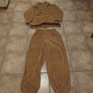 Mjukis dress brun - Nyinköpt mjukis dress.Fleece på utsidan samt insidan.Säljer pga att resåren i byxorna sitter något tight på mig. 