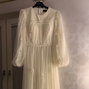 Maxi lång ärmad vit klänning  - Original priset är 600kr egentligen. Har inte använt den ett enda gång. Kontakta mig om du är intresserad att köpa den 🥰 Storlek 40 