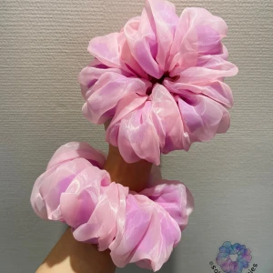 XXL-Rose scrunchies 1st - Mått diameter: ~20 cm(XXL) Material: Polyester Instagram: sol_scrunchies