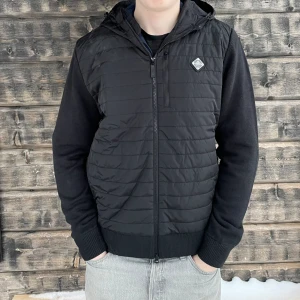 J.lindeberg cardigan - Jag säljer denna J.Lindeberg cardiganen. Den är helt ny och tags finns kvar. Storleken är XL men den passar L också. Denna cardigan passar personer i längden 180-192 