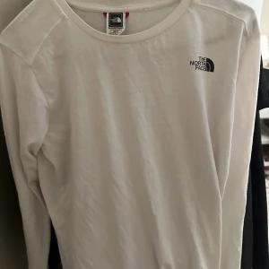 North face tröja - Gillar verkligen! Använt 1-2 ggr.  Strl XS