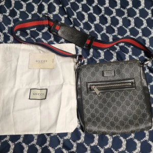 Gucci väska (äkta) - Hej jag säljer en äkta gg bag eftersom jag inte använder den längre, hör 
