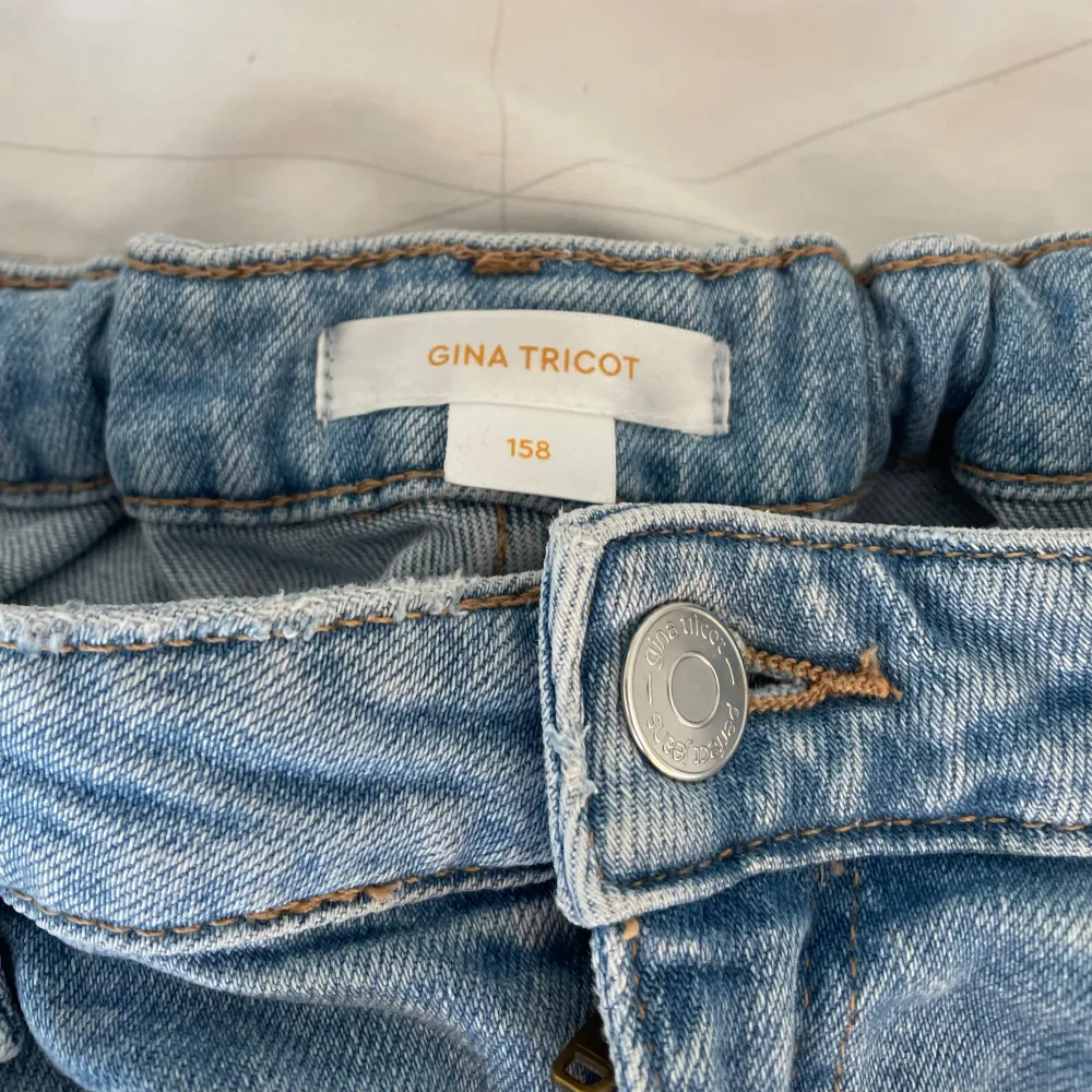 säljer nu mina ljusblåa jeans från gina tricots barnavdelning i strl 158💞 jättefint skick och använda fåtal gånger, vid intresse/mer bilder/frågor kontakta 💞. Jeans & Byxor.