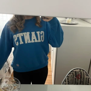 Blå collegetröja - Säljer denna collegetröja från H&M då den inte kommer till användning längre. Den har kommit till användning många gånger och är lite missfärgad på insidan av kragen bak, men inget man ser när den är på! ❣️