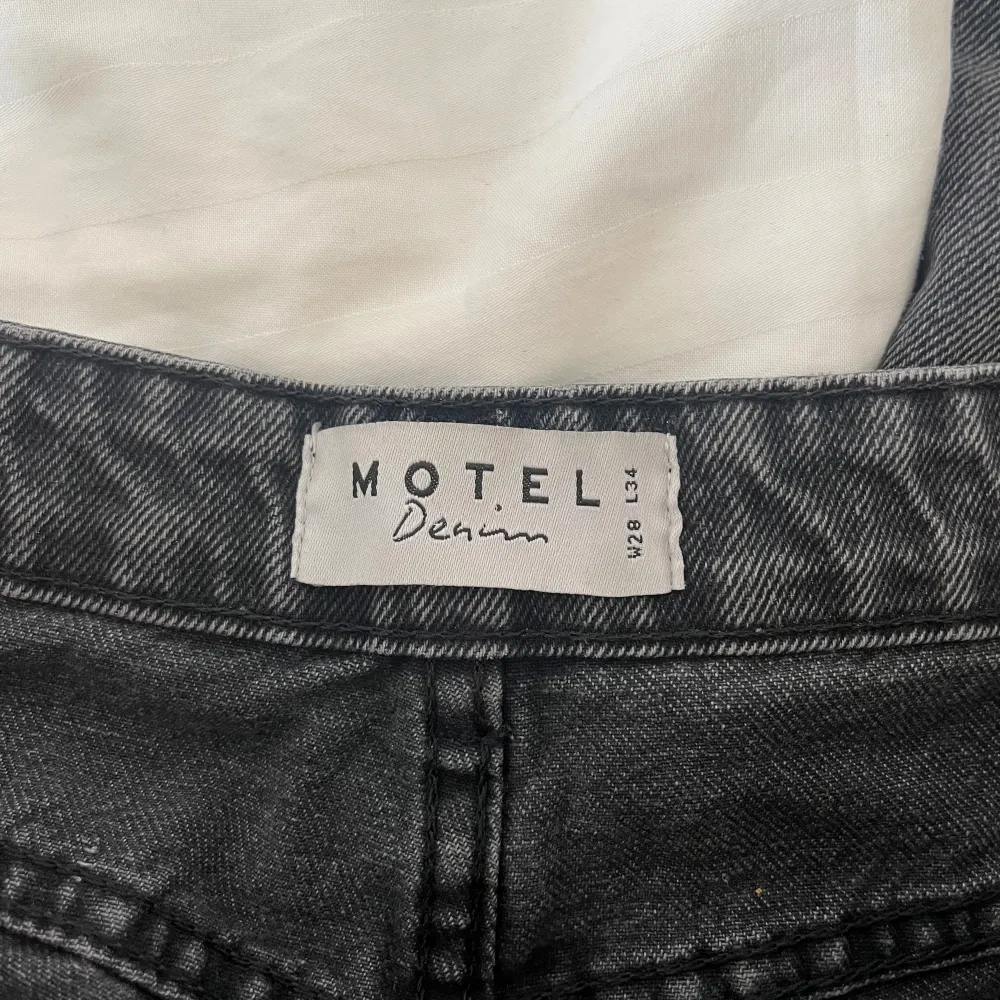 Jeans från Motelrocks i modellen ”Roomy extra wide low rise”❣️ tidigare varit mina favoritjeans vilket gör att sömmen vid hälen blivit lite fransig! I färgen black wash 🌟(nypris 71€, ca 820kr). Jeans & Byxor.
