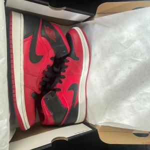 Knappat använda jordan 1’S  - Knappst använda tillkommer box med varan, STL 41   Nytt pris = 2200  Mitt pris = 1600  FÖRST TILL KVARN SOM GÄLLER eller högre bud 