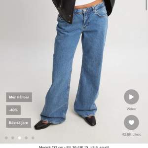Säljer dessa dina jeans från nakd då de är för stora för mig. Använd fåtalgånger oxh har klippt upp de för att passa mig som är ca 160 cm lång. Jättebra skick. Hör av vid egna bilder🫶🏻