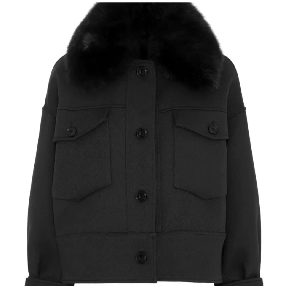 ÄLSKAR denna superfina meotine kappan, ”charlie jacket” i svart, har haft den i ca ett halvår men mycket fint skick, skriv vid intresse, säljer endast vid bra bud, köpt för ca 3000 och verkar vara slutsåld💋💋!!. Jackor.