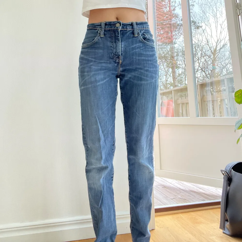 Ett par dina Levis jeans. Själva är jag ca 160cm.. Jeans & Byxor.