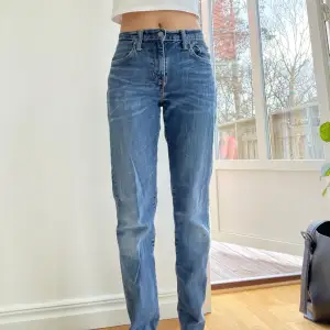 Ett par dina Levis jeans. Själva är jag ca 160cm.