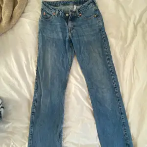 Supersnygga jeans från weekday i modellen arrow. De är i storleken 23/32 men är även sprättade längst nere. Skriv privat för mått! 🩷