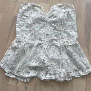 Spets topp - Vit topp med fin spets