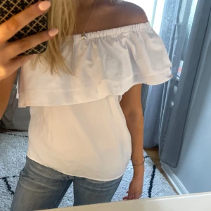 Off shoulder topp - Så söt topp med volanger!!! Inga defekter 💗💗