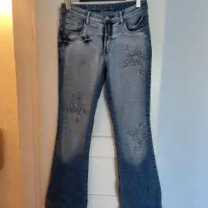 Jag säljer dessa vackra utsvängda Jeans! De är i storlek L, men dom är mer S/M. 😇🩷
