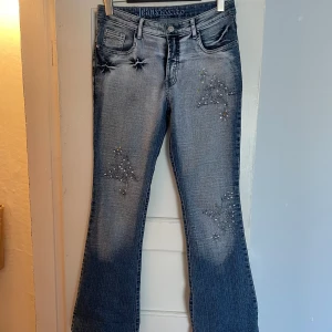 Jeans - Jag säljer dessa vackra utsvängda Jeans! De är i storlek L, men dom är mer S/M. 😇🩷