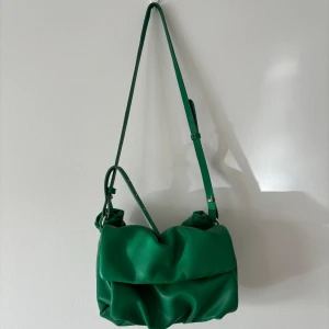 Väska Zara - Crossbody väska från Zara. Går att justera längden på banden. Fint skick.