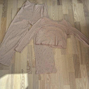  Blompyjamas  -  Jättefin blompyjamas från Lindex man får både byxor och tröja för det sa priset du kan också lägga Prisförslag storlek 146/152