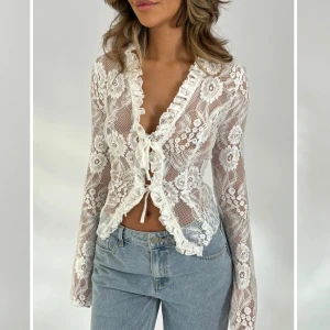 Venderbys topp - Intressekol på denna fina toppen från Venderbys. Funkar jätte bra med en bh eller covers under. Nypris 700kr, helt oanvänd💗