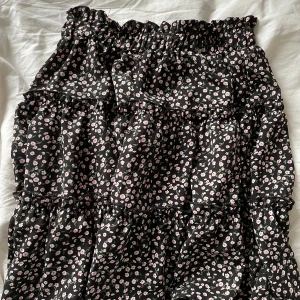 Blommig kjol - En somrig kjol som jag säljer för att den inte kommit till användning. Använd Max 3 ggr. Kontakta mig innan köp🩷