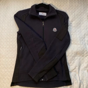 Moncler kofta - Använd ett fåtal gånger annars i bra skick. I storlek S/XS och är i.t. äkta.  Skriv privat för fler bilder💕 (priset kan diskuteras)