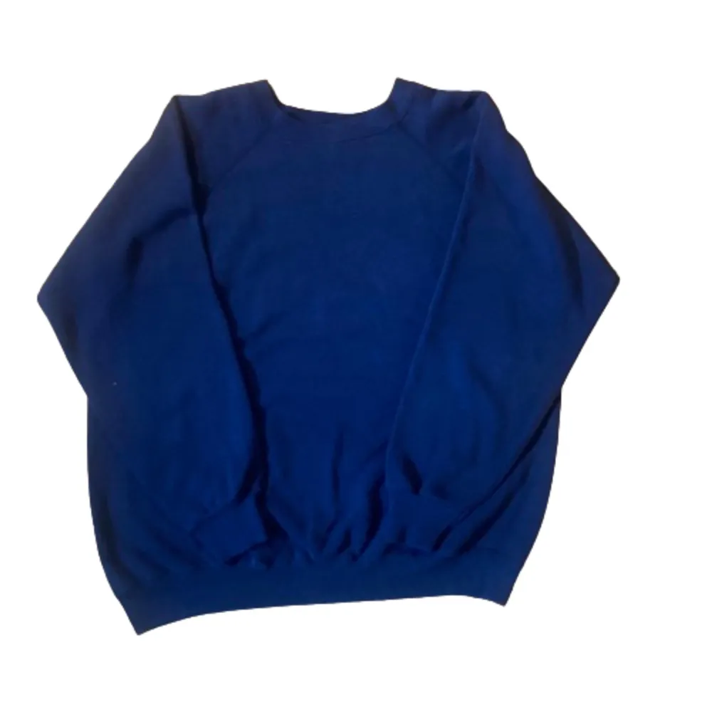 Boxy mörkblå Hanes sweatshirt gjord i usa. Vintage tagg, från 90-tal/tidigt 00-tal. XL på taggen men sitter som en herr M. . Hoodies.