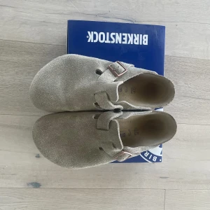 Birkenstock Boston - Säljer ett par birkenstock boston i otroligt bra skick, använda max 15 gånger. Storleken är 43 men passar även 44. Tveka inte att höra av dig för frågor //Fabian