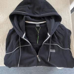 Säljer denna hugo boss hoodie då den ej används, den är använd 1 gång och sedan har den bar legat. Hör av dig om du har frågor eller vill ha mer bilder