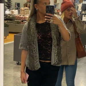 Pälskofta  - Säljer denna fina pälskofta som tyvärr inte kommer till användning🩷 använd fåtal gånger! 