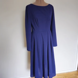 Långärmad midiklänning  - Mycket gott skick, knappt anvönd.  Dold blixtlås bak