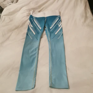 Tränings tights D-core - Tränings tights i märket D-core Storl S Katt finns i hemmet 