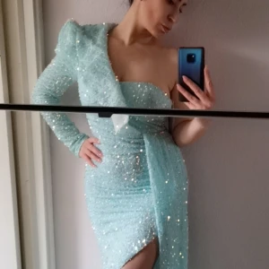 Blå balklänning - Turkos balklänning använd en gång bara för min dotters studenten. Som nytt. Väldigt bekväm och elastisk. Storlek S men kan passa till M. 