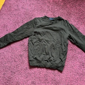 Sweater - Vanlig svart sweater. Stryker självfallet inför köp. Från gekås. Knappt använd. Pris diskuterbart ❤️