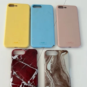 iPhone 8 Plus skal - 50kr styck på holdit skalen, 80kr på ideal of sweden. Det blåa har gått sönder på kanten så den kostar 30kr