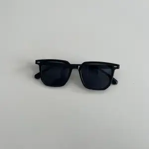 Tjena säljer nu ett par riktigt snygga solglasögon. Perfekta inför sommaren  Tveka inte att höra av dig vid frågor eller funderingar 💯