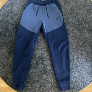 Nike tech fleece byxor - Säljer mina nike tech fleece byxor för att dom har blivit för små, byxorna är använda få gånger och är i bra skick. Nypris:899kr Mitt pris: 400kr