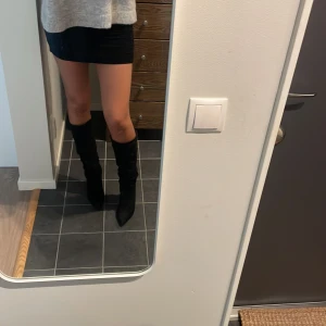 Svarta boots  - Säljer dessa svarta boots ifrån shein pga ingen användning 😊😊klack höjd 6 cm så väldigt bekväma att gå i