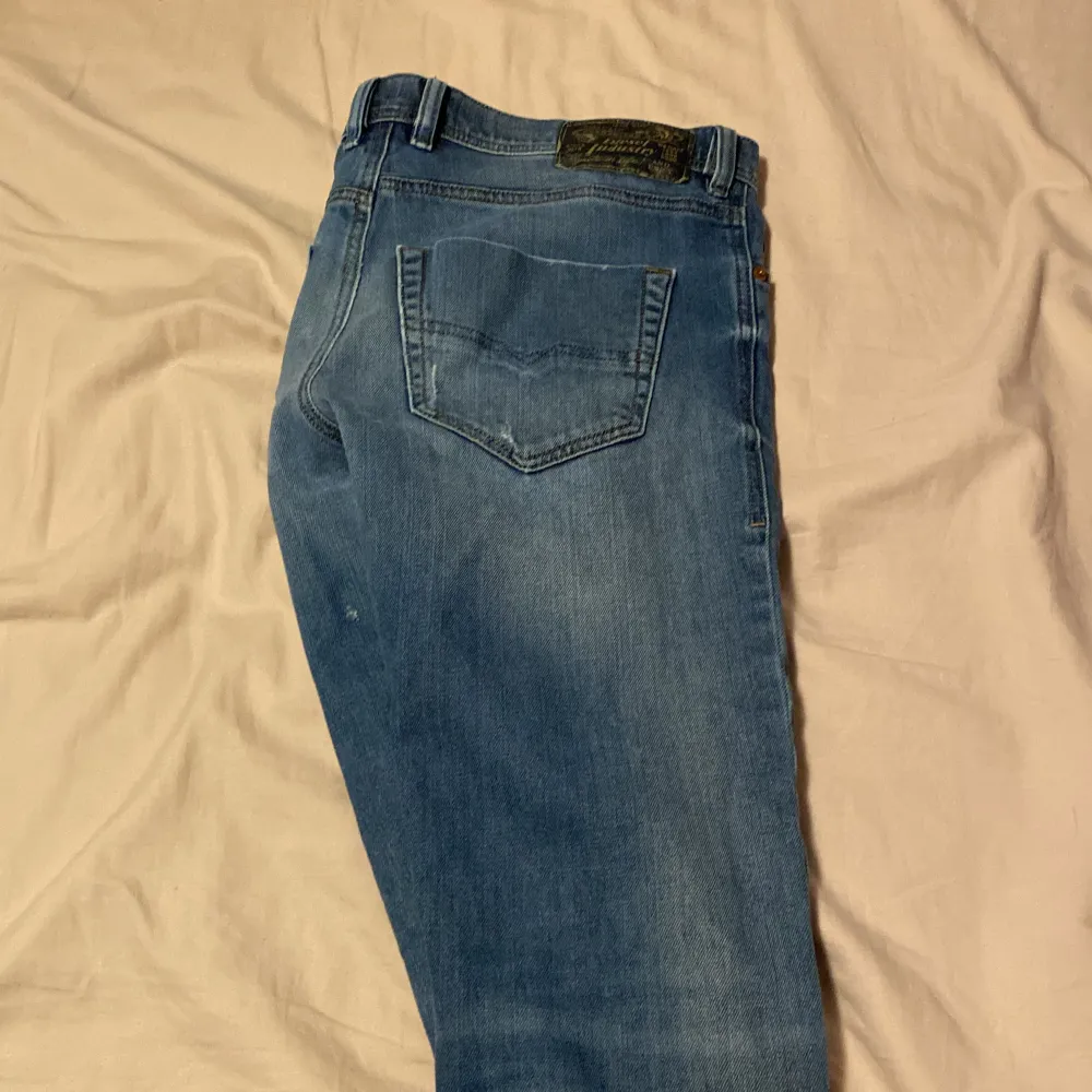 Diesel jeans i fint skick. Storlek 29 32 skulle säga mer att dom är 30 i midjan de är slim men sitter lite stort på mig för att dom är för långa . Jeans & Byxor.